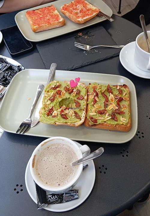 Tosta de guacamole con tomate deshidratado e améndoas. Café con leite de soia, boísimo. at ¡Ay mi madre! in Avila