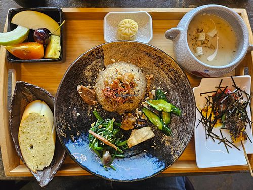 XO-sauce fried rice (only vegan main in Jan 2025); bread and soup were NOT vegan at Pú Shícūn-  璞石村 璞石璞食 in Caotun