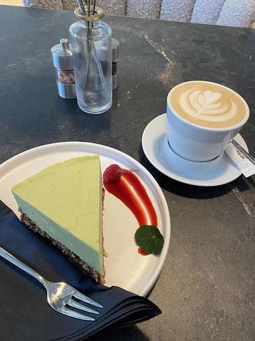 Avocado-Torte & Hafer-Cappuccino   at Seasons Café in Furth