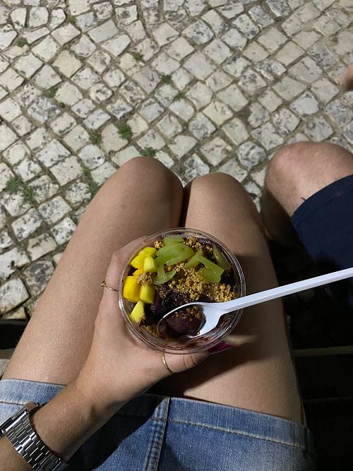 350g - 9€ (açai com toppings de manga, uva, granola, paçoca e creme de goiaba) at Açaí da Rose in Torres Novas