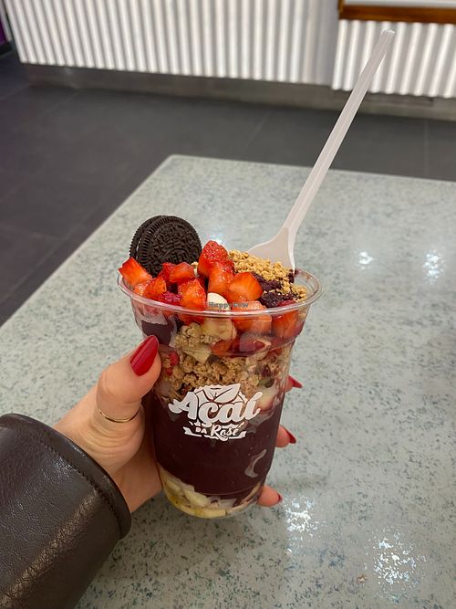 350g - 9€ (açai com toppings de oreo, morango, banana, granola, paçoca) at Açaí da Rose in Torres Novas