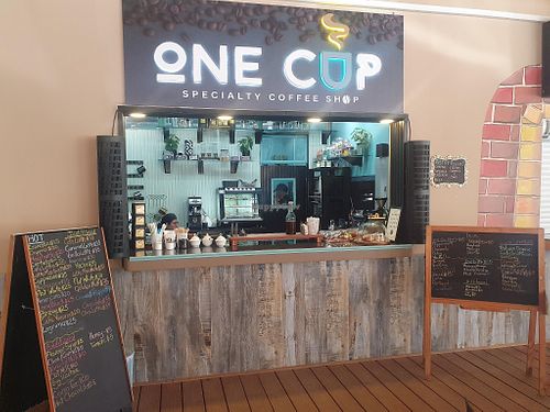 Cheesecake ist vegan. Anderes wird ev. noch dazukommen. Der Rest ist soviel ich weiss nicht vegan.. Der Laden ist neu.  at One Cup in Buccoo