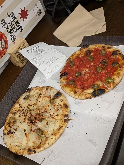 Izq: cipolla & ferfellone veganizada, der: rossa olive taggiasche. 7.2 € 9/3/25 at Trieste Pizza Bologna in Bologna