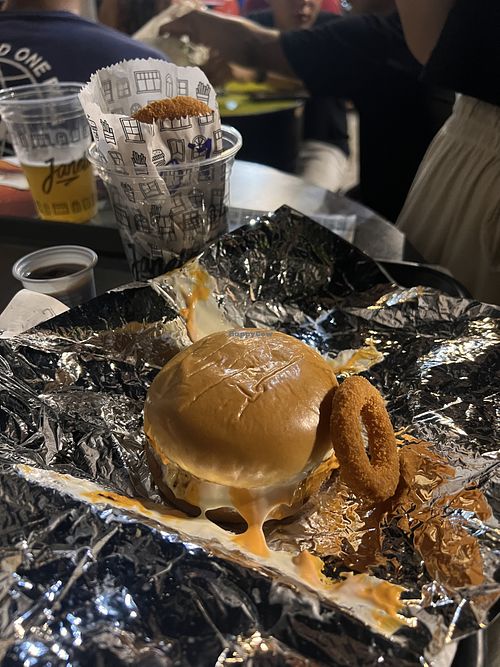 opção de hambúrguer vegano, com cheddar e maionese vegan  at Janela Bar in Tramandai