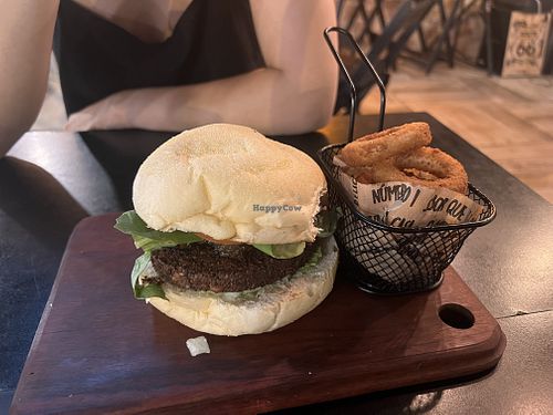 hambúrguer de falafel no pão cervejinha + anéis de cebola  at Samcro's Burguer in Tramandai