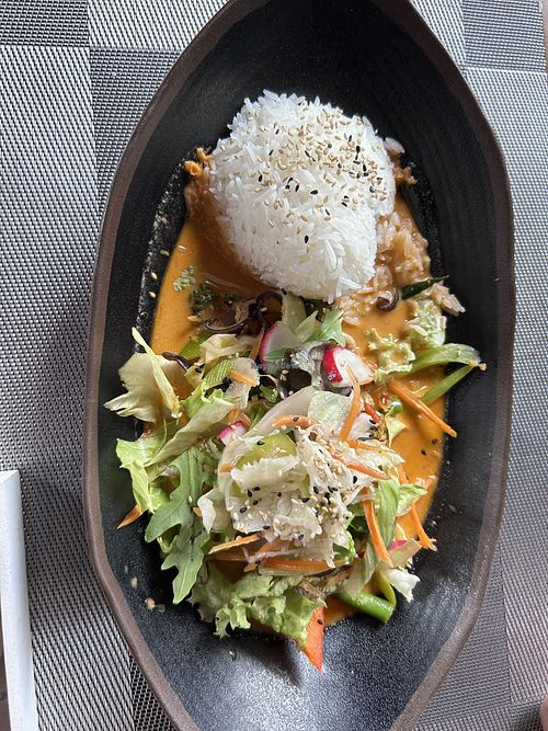 Vegetables curry with rice dish  at Onkel Ha Vegan in Muelheim-kaerlich