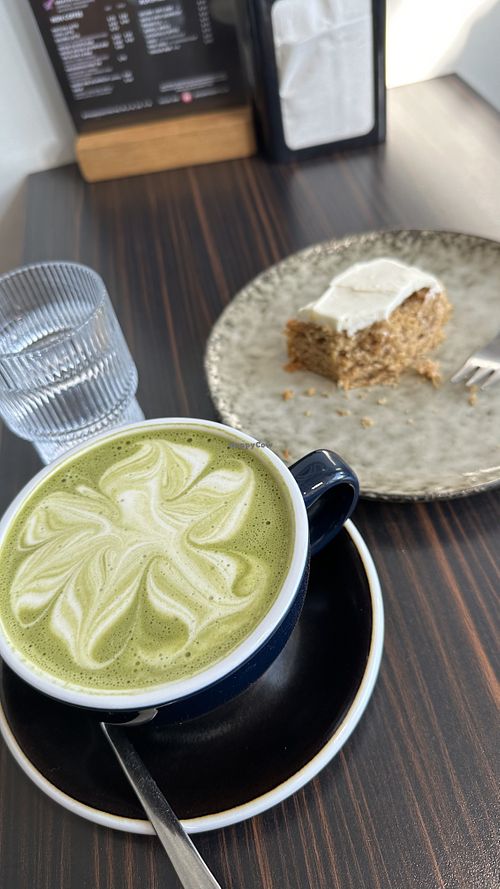 Matcha mit Hafer, Karotten-Kuchen mit Frischkäse-Frosting  at Egon To Go in Tulln