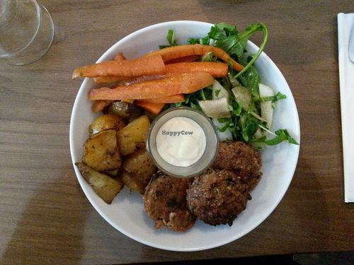 this one from my friend was vegetarian (they used honey for the carrots)
it's their main dish at 14 euros at Cafe Pinson - Poissonniere in Paris