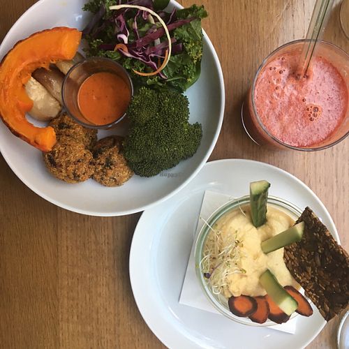quinoa balls and hummus at Cafe Pinson - Poissonniere in Paris
