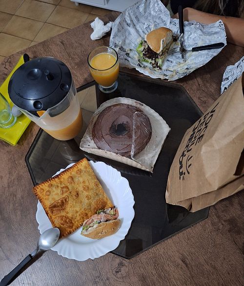 Bolo, Pastel e Hambúguer de Falafel delicioso da Maniva! at Maniva Comida Da Terra  in Piaui