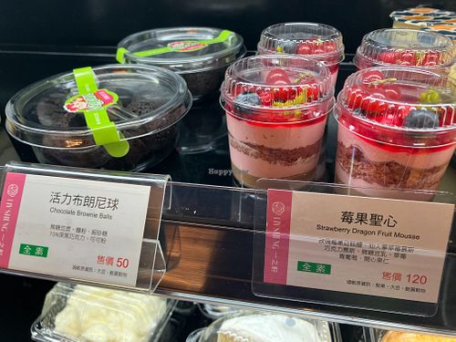 Chocolate brownie bites, strawberry dragonfruit mousse at Ijysheng Nanxi in Taipei