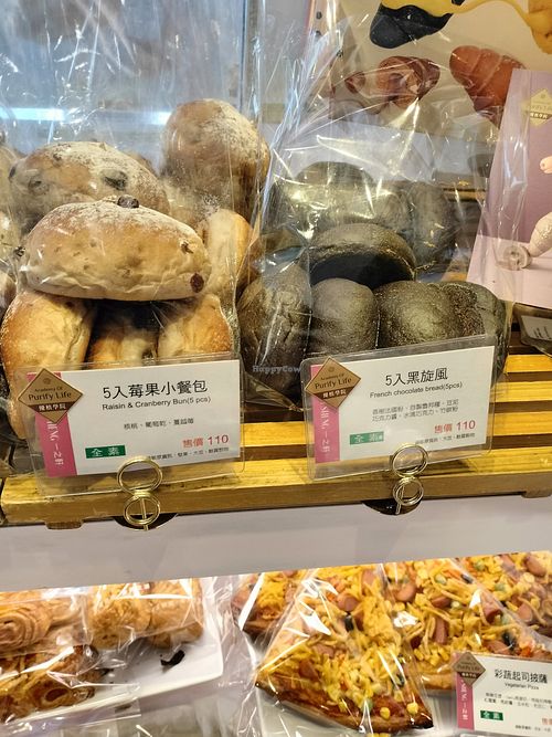 Green labels for vegan options at Ijysheng Nanxi in Taipei