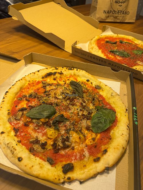Vegan + GF pizzas at Pizzería Grosso Napoletano Senza Glutine  in Sevilla