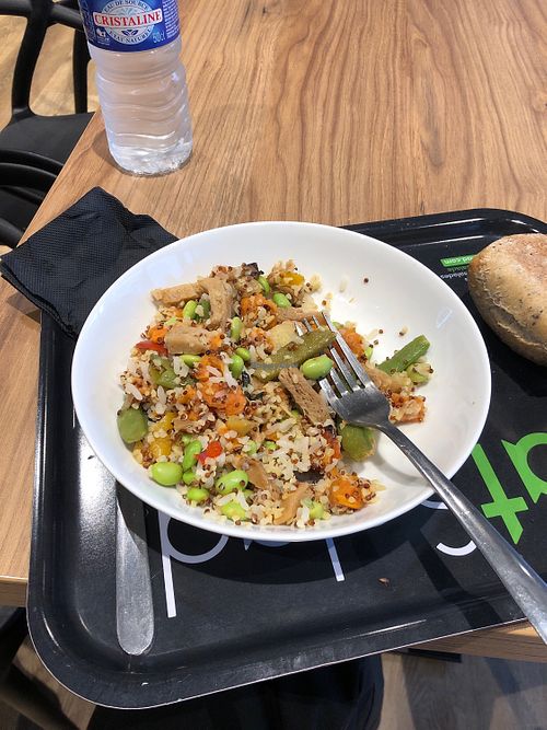 Composition de l’assiette, personnel très agréable qui conseille les options végétales.  at Eat Salad in Chateauroux