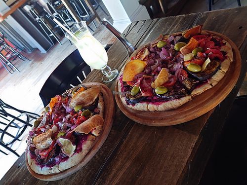 Vegan pizza and lemonade at Argensud Cultural in Santa Cruz