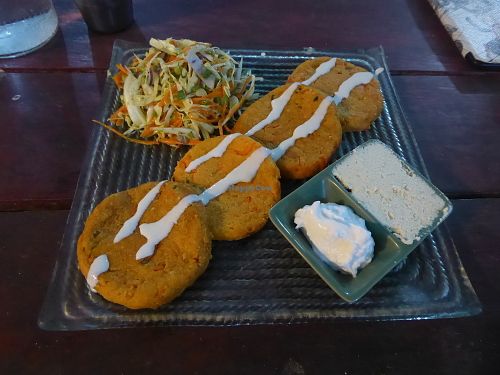 Süßkartoffelbratlinge mit Dips und Salat at Green Gallery in Koh Phangan