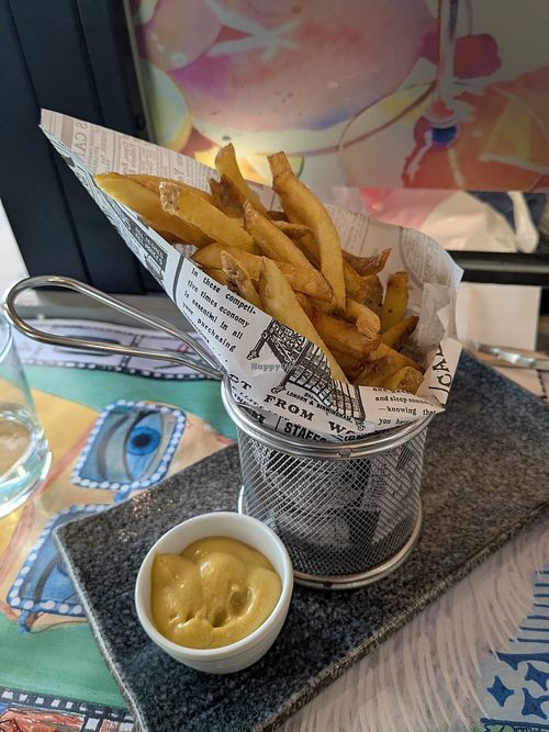 Patatas fritas con mostaza at Loulu Bistró in Antequera