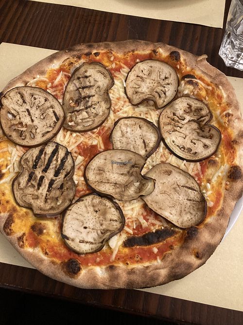 Pizza parmigiana (melanzane, mozzarella vegetale, aglio)  at Crown's Pub  in Rogolo