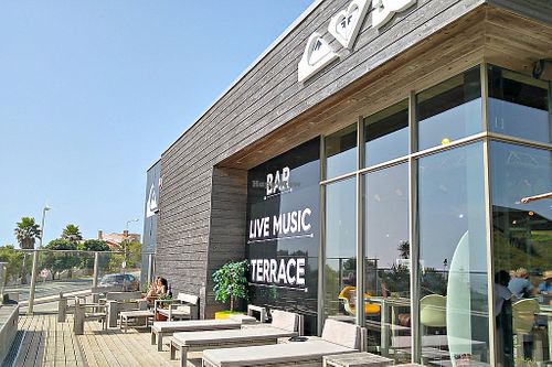 Uma loja com um café com excelente vista at Boardriders Quiksilver Ericeira   in Ericeira