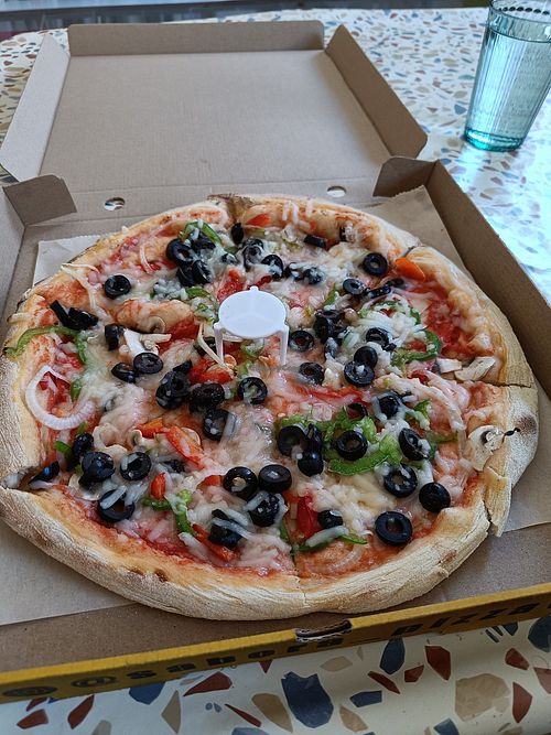 Sin carne vegetal, no les quedaba at Sabora Pizza  in Madrid