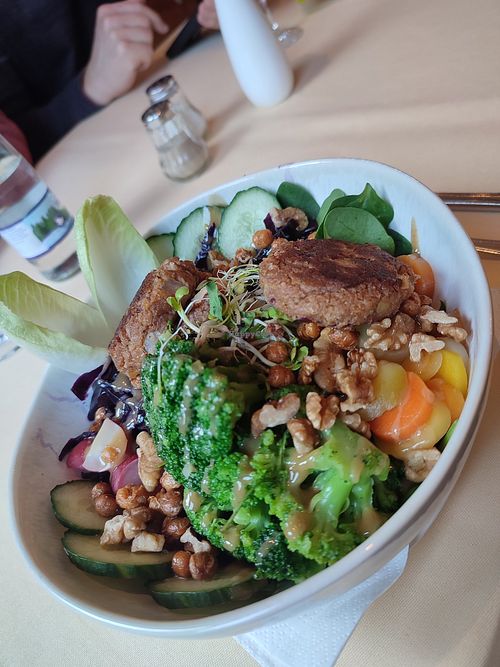 Vegane Bowl mit Bohnen Bratlingen (wird leider komplett kalt serviert) at Waldhotel Linzmühle in Lindig