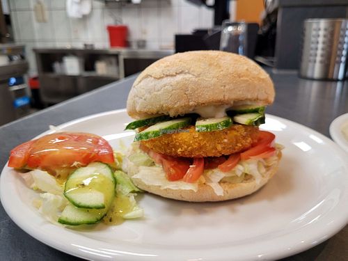 Crispy-Vegan-Burger at Gretchen's Grill in Marienhafe