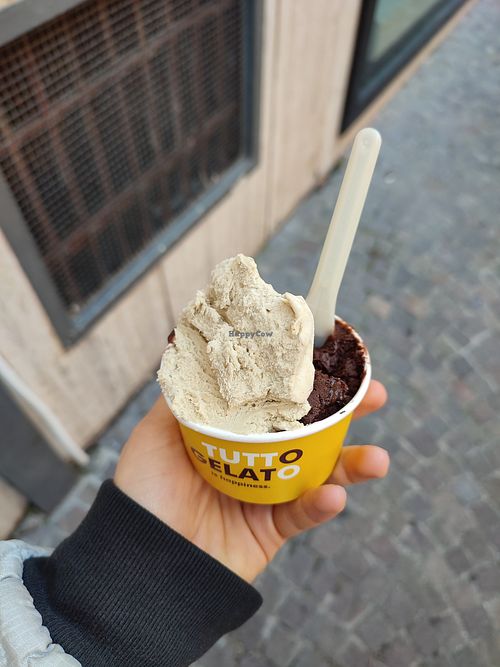 Milk free and sugar free pistachio and chocolate ice cream at Tutto in San Giorgio A Cremano