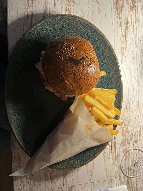 Veganer Burger mit Pommes  at Restaurant Leuchtfeuer in Otterndorf