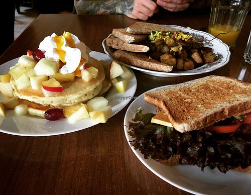 Pancakes, sandwich and scrambled tofu at Mamalicious in Hamburg