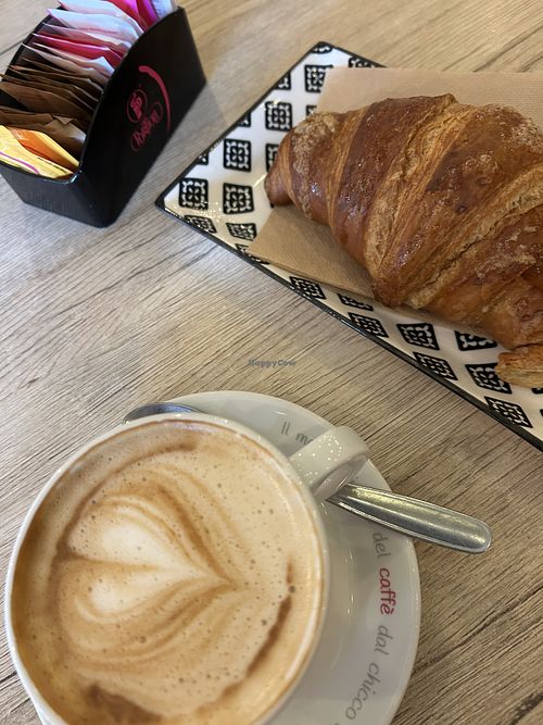 Cornetto vegano alla marmellata e cappuccino di avena  at Sisters Cafe in Crema