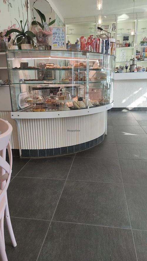 Nella vetrinetta si possono scegliere i tramezzini vegetariano o vegani e i dolci at Jlu's Brunch & Coffee in Saluzzo