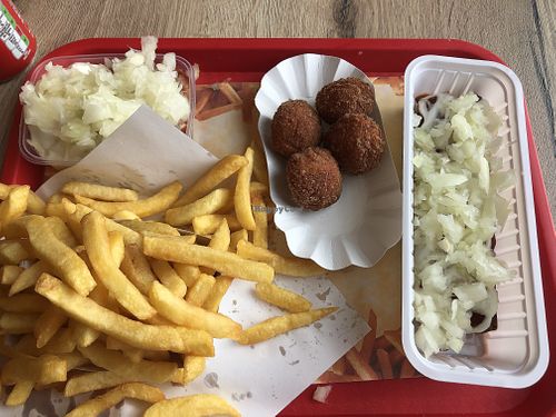 Mini friet, fricado special, vegan kaas balletjes en vegan speciaal saus   at Frituur Amelot Zingem - Kruisem in Kruisem