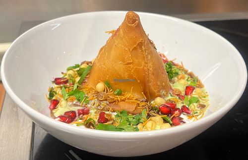 Samosa chat 
Knapperige samosa's worden geserveerd met kwark, muntsaus en pittige kikkererwten. at Ishaan Pure Veg in Schiedam