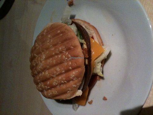 the classic burger with 'cheese' at Befried in Hamburg