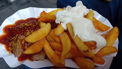 Vegane Curryfrikadelle mit Pommes at Böckels Beste in Bochum