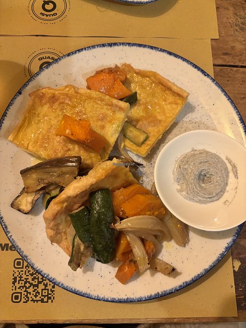 Torta di ceci, verdure al forno (buonissime) e maionese al sesamo.  at QuasiQuasi in Arezzo