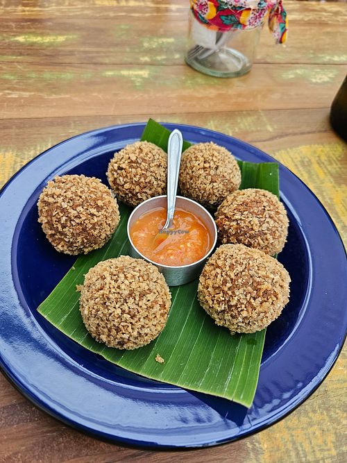 Esse bolinho é delicioso e muito diferente. A geleia da casa também at Cervejaria Raízes in Corrego Do Bom Jesus