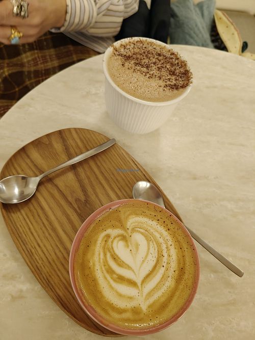 Capuccino y chai con chocolate at Glad in Porto