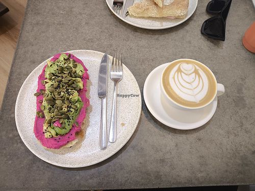 Húmus de beterraba e abacate, capuccino com leite de aveia. at Cécile in Bogota