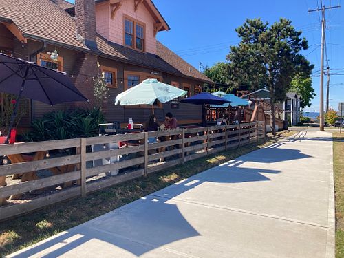 Exterior seating at Dusty's Hideaway in Tacoma