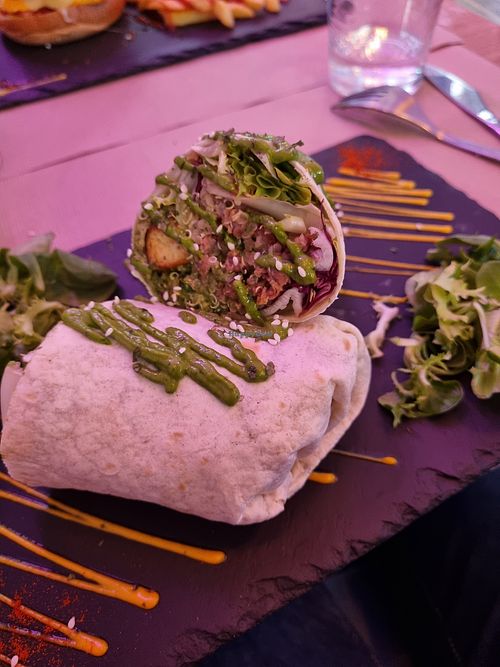 Wrap Yupi con picada Beyond at Cantina 33 - Food Market - Brunch in Madrid