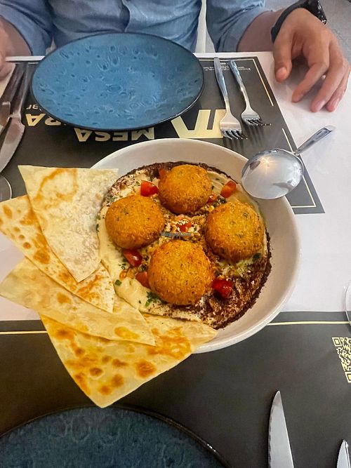 Húmus com falafel   at Mesa Cultural in Vila Baleira