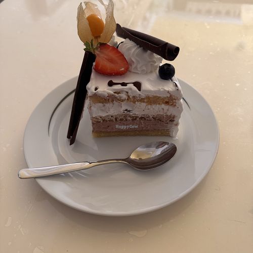 Tarta nata y trufa con fresas de decoración  at Pastelería Mix - Pre-order only in Sant Quirze Del Valles