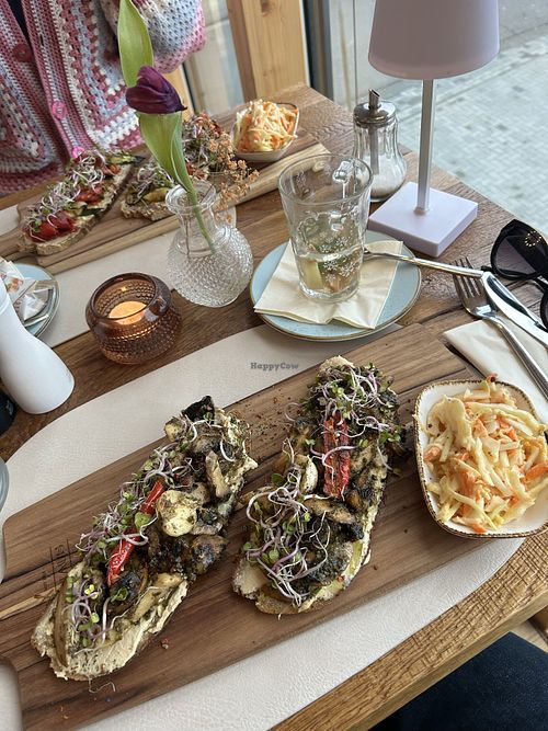 Vegane Brotzeit, vorne: Hummus mit Bärlauch Kräutersaitlingen, hinten: Hummus mit Grillgemüse   at Auszeit Hüttenberg in Huettenberg