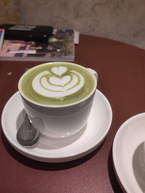 Oat dirty decaf matcha at Suuapinga Café - Specialty Coffee in Munich
