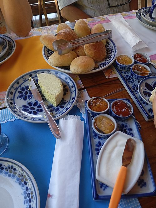 Queijo vegano, pães caseiros veganos, geleias de frutas e manteiga vegana at Café Mineiro Recanto do Ipê in Extrema