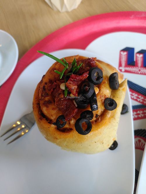 Herzhafte vegane Schnecke mit Oliven und getrockneten Tomaten at Schneckenhaus in Luebeck