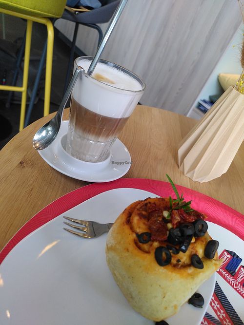 Vegane Schnecke und Latte Macchiato mit Haferdrink at Schneckenhaus in Luebeck