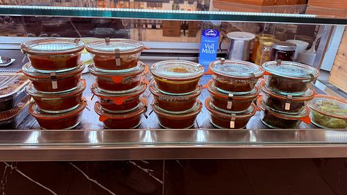 Vorgekochtes Essen in winzigen Gläschen at Taste in Merano