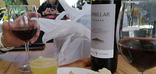 Sala central con sillas y mesas para consumir at Mercado de Abastos in Tomelloso